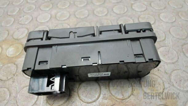Foto: FENSTERHEBERSCHALTER eines Opel Vectra 2.0 DTI Caravan Attraction