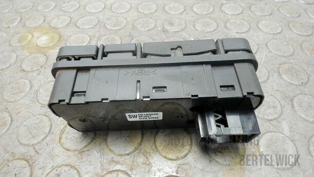 Foto: FENSTERHEBERSCHALTER eines Opel Vectra 2.0 DTI Caravan Attraction