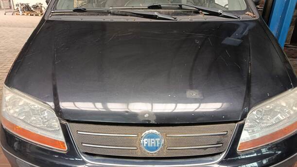 Foto: MOTORHAUBE eines Fiat Idea 1.2 16V Attraction