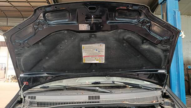 Foto: MOTORHAUBE eines Fiat Idea 1.2 16V Attraction