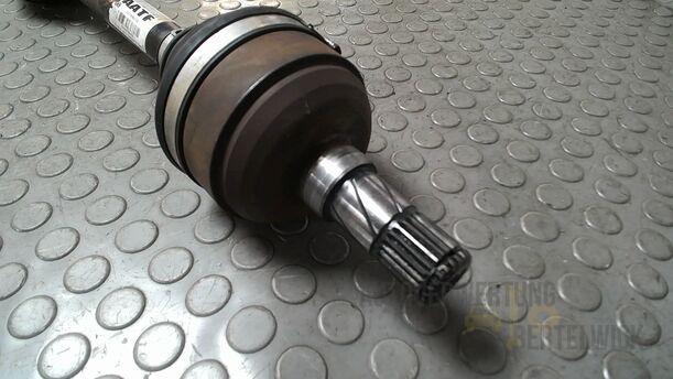 Foto: ANTRIEBSWELLE LINKS ( SCHALTGETRIEBE ) eines Opel Insignia 2.0 CDTI ecoFLEX Start/Stop Attraction
