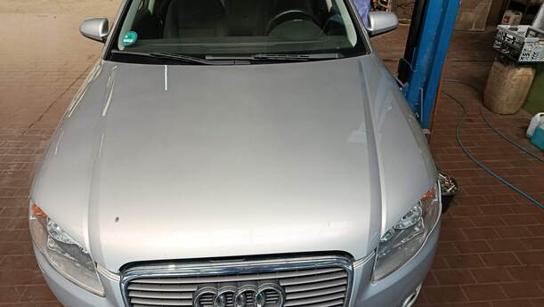 Foto: MOTORHAUBE eines Audi A4 Avant 2.0 TDI Attraction
