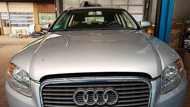 Foto: MOTORHAUBE eines Audi A4 Avant 2.0 TDI Attraction