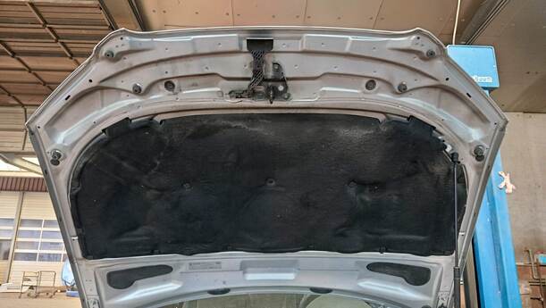 Foto: MOTORHAUBE eines Audi A4 Avant 2.0 TDI Attraction