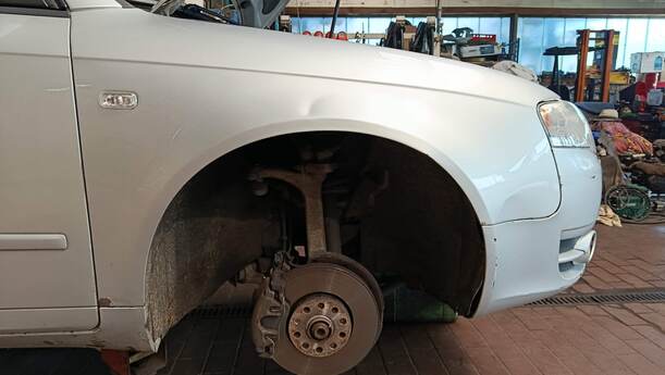 Foto: KOTFLÜGEL RECHTS eines Audi A4 Avant 2.0 TDI Attraction