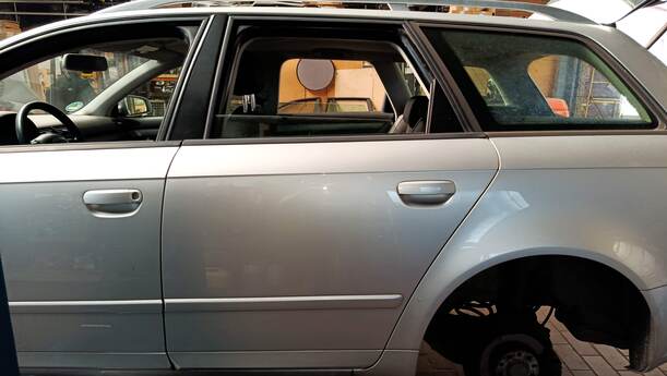 Foto: TÜR HINTEN LINKS ( AVANT ) eines Audi A4 Avant 2.0 TDI Attraction