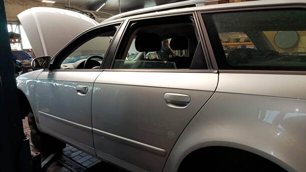 Foto: TÜR HINTEN LINKS ( AVANT ) eines Audi A4 Avant 2.0 TDI Attraction