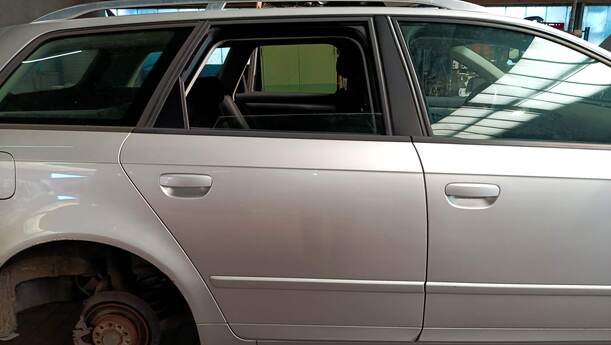 Foto: TÜR HINTEN RECHTS ( AVANT ) eines Audi A4 Avant 2.0 TDI Attraction