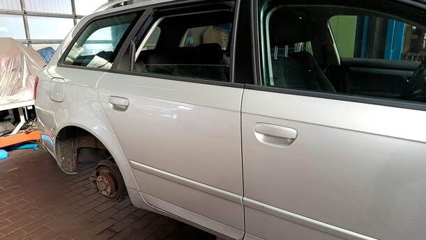 Foto: TÜR HINTEN RECHTS ( AVANT ) eines Audi A4 Avant 2.0 TDI Attraction