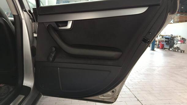 Foto: TÜR HINTEN RECHTS ( AVANT ) eines Audi A4 Avant 2.0 TDI Attraction