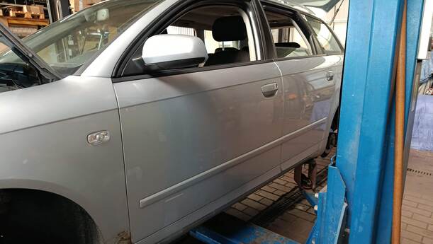 Foto: TÜR VORN LINKS eines Audi A4 Avant 2.0 TDI Attraction