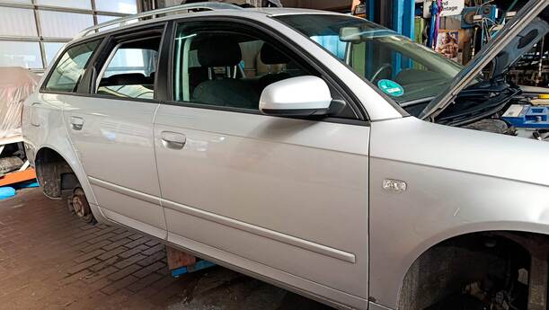 Foto: TÜR VORN RECHTS eines Audi A4 Avant 2.0 TDI Attraction