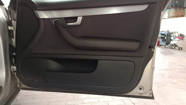 Foto: TÜR VORN RECHTS eines Audi A4 Avant 2.0 TDI Attraction