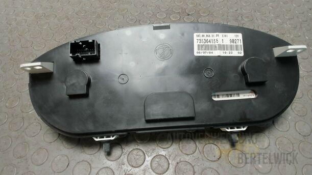 Foto: KOMBIINSTRUMENT / TACHOEINHEIT eines Fiat Idea 1.2 16V Attraction