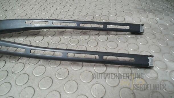 Foto: SCHEIBENWISCHERARME VORN eines Audi A4 Avant 2.0 TDI Attraction