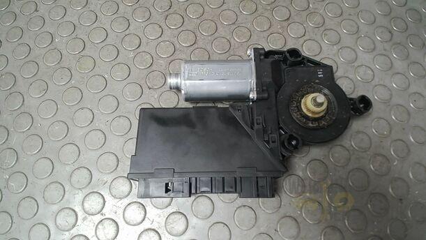 Foto: FENSTERHEBERMOTOR VORN RECHTS eines Audi A4 Avant 2.0 TDI Attraction