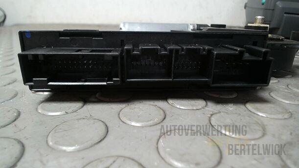 Foto: FENSTERHEBERMOTOR VORN RECHTS eines Audi A4 Avant 2.0 TDI Attraction