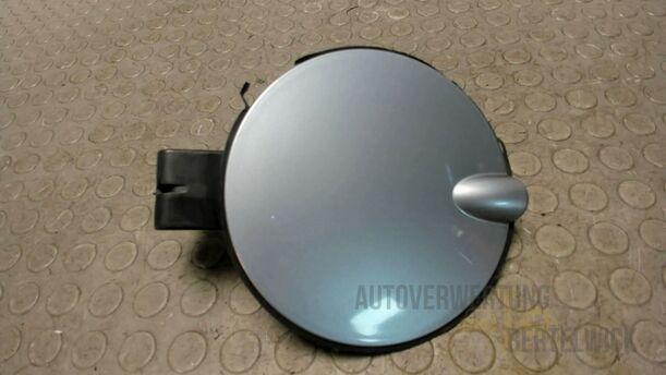 Foto: TANKKLAPPE / TANKDECKEL eines Opel Corsa 1.2 16V Attraction