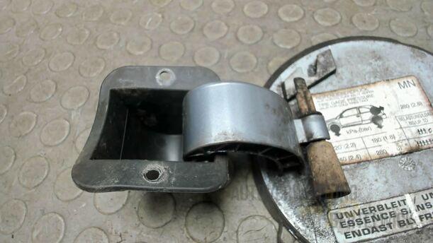 Foto: TANKKLAPPE / TANKDECKEL eines Opel Corsa 1.2 16V Attraction