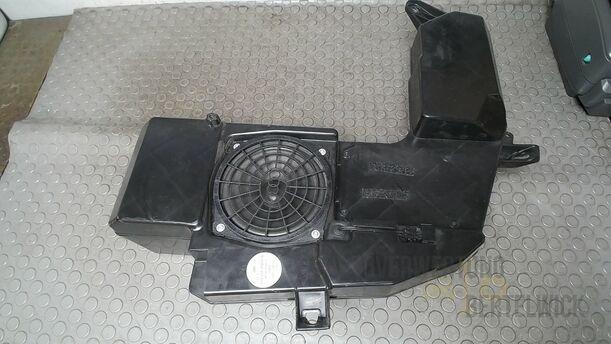 Foto: LAUTSPRECHER / SUBWOOFER/ VERSTÄRKER eines Audi A4 Avant 2.0 TDI Attraction