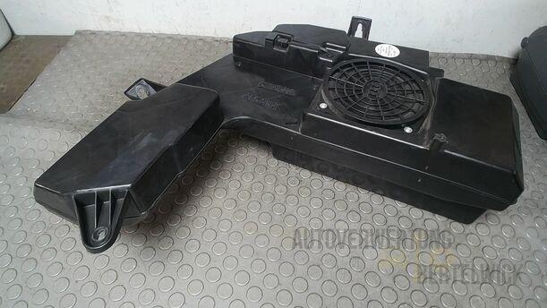Foto: LAUTSPRECHER / SUBWOOFER/ VERSTÄRKER eines Audi A4 Avant 2.0 TDI Attraction