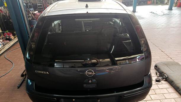Foto: HECKKLAPPE / HECKDECKEL eines Opel Corsa 1.0 12V Attraction