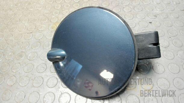 Foto: TANKKLAPPE / TANKDECKEL eines Opel Corsa 1.0 12V Attraction