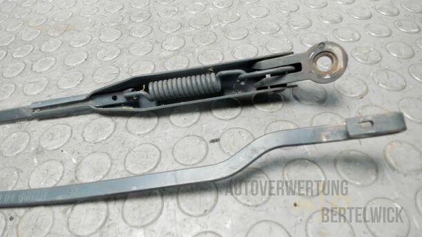 Foto: SCHEIBENWISHERARME VORNE eines Opel Corsa 1.0 12V Attraction