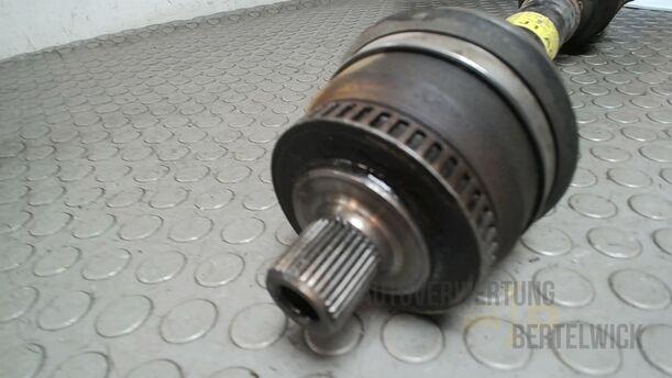 Foto: ANTRIEBSWELLE LINKS ( AUTOMATIK ) eines Audi A4 Avant 1.8 Attraction