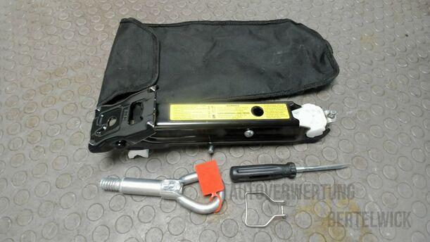 Foto: WAGENHEBER / BORDWERKZEUG eines Opel Corsa 1.0 12V Attraction