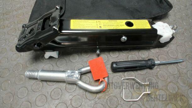 Foto: WAGENHEBER / BORDWERKZEUG eines Opel Corsa 1.0 12V Attraction