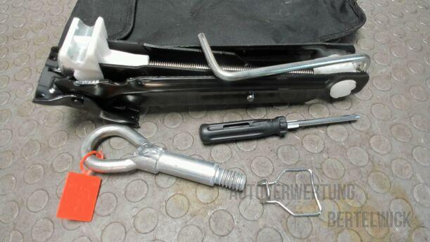 Foto: WAGENHEBER / BORDWERKZEUG eines Opel Corsa 1.0 12V Attraction