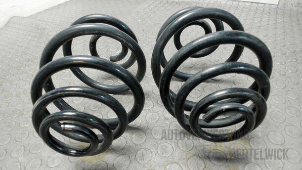 Foto: FEDERNPAAR HINTEN / HINTERE FEDERN eines Opel Corsa 1.0 12V Attraction