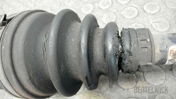 Foto: ANTRIEBSWELLE LINKS ( MANSCHETTE ERNEUERN ) eines Opel Corsa 1.0 12V Attraction