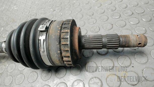 Foto: ANTRIEBSWELLE LINKS ( MANSCHETTE ERNEUERN ) eines Opel Corsa 1.0 12V Attraction
