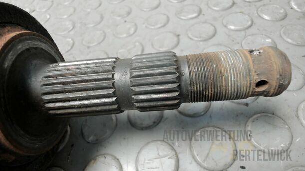 Foto: ANTRIEBSWELLE LINKS ( MANSCHETTE ERNEUERN ) eines Opel Corsa 1.0 12V Attraction