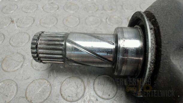 Foto: ANTRIEBSWELLE LINKS ( MANSCHETTE ERNEUERN ) eines Opel Corsa 1.0 12V Attraction