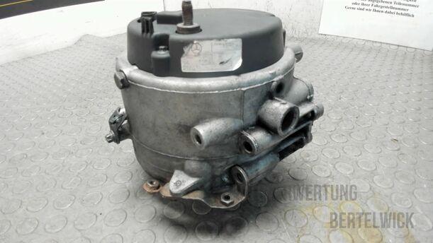 Foto: LICHTMASCHINE / GENERATOR ( WASSERGEKÜHLT ) eines Mercedes-Benz E 270 T CDI Special