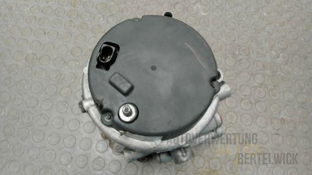 Foto: LICHTMASCHINE / GENERATOR ( WASSERGEKÜHLT ) eines Mercedes-Benz E 270 T CDI Special