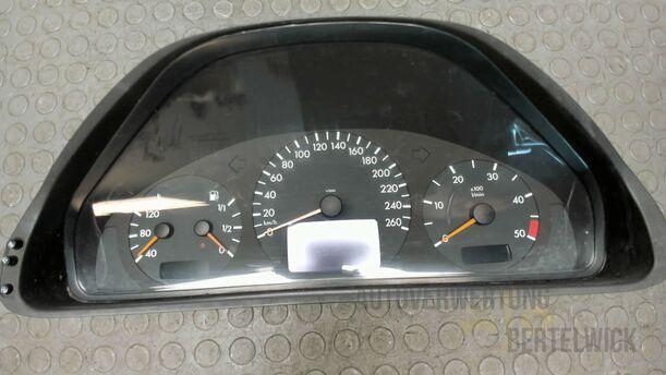 Foto: KOMBIINSTRUMENT / TACHOEINHEIT eines Mercedes-Benz E 270 T CDI Special