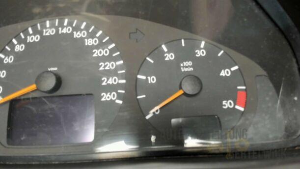 Foto: KOMBIINSTRUMENT / TACHOEINHEIT eines Mercedes-Benz E 270 T CDI Special