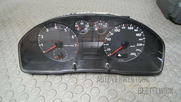 Foto: TACHOEINHEIT/ KOMBIINSTRUMENT eines Audi A4 Avant 1.8 Special