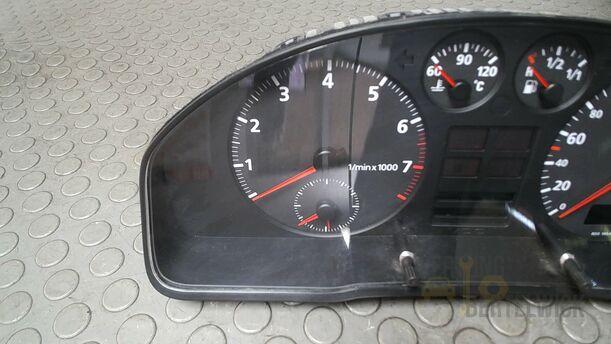 Foto: TACHOEINHEIT/ KOMBIINSTRUMENT eines Audi A4 Avant 1.8 Special