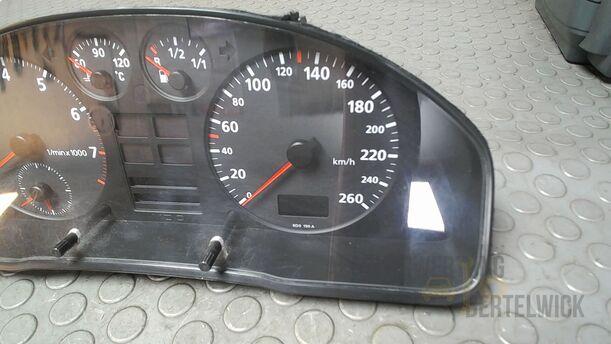 Foto: TACHOEINHEIT/ KOMBIINSTRUMENT eines Audi A4 Avant 1.8 Special