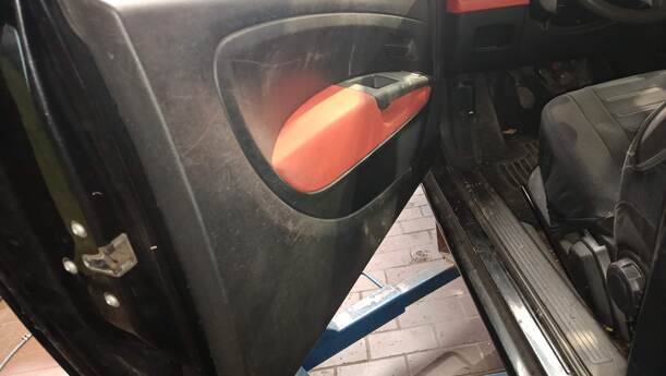 Foto: TÜR VORN LINKS ( 2/3 TÜRER ) eines Fiat Grande Punto 1.2 8V Special