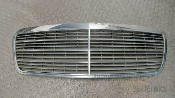 Foto: KÜHLERGRILL eines Mercedes-Benz E 270 T CDI Special