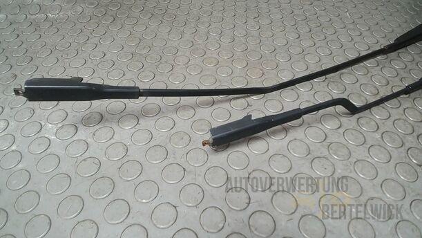 Foto: SCHEIBENWISCHERARME VORN eines Fiat Grande Punto 1.2 8V Special