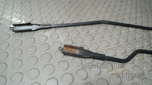 Foto: SCHEIBENWISCHERARME VORN eines Fiat Grande Punto 1.2 8V Special