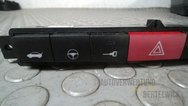 Foto: SCHALTER WARNBLINKANLAGE/ WARNBLINKSCHALTER eines Fiat Grande Punto 1.2 8V Special
