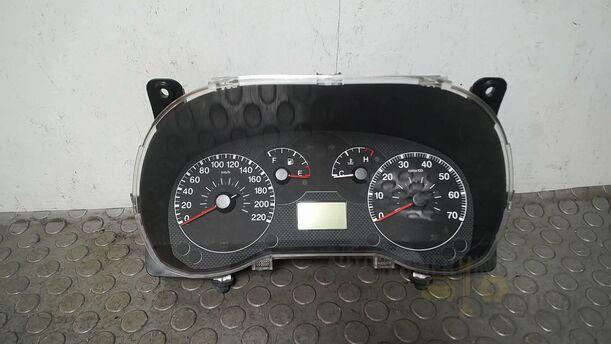 Foto: TACHOEINHEIT/ KOMBIINSTRUMENT eines Fiat Grande Punto 1.2 8V Special